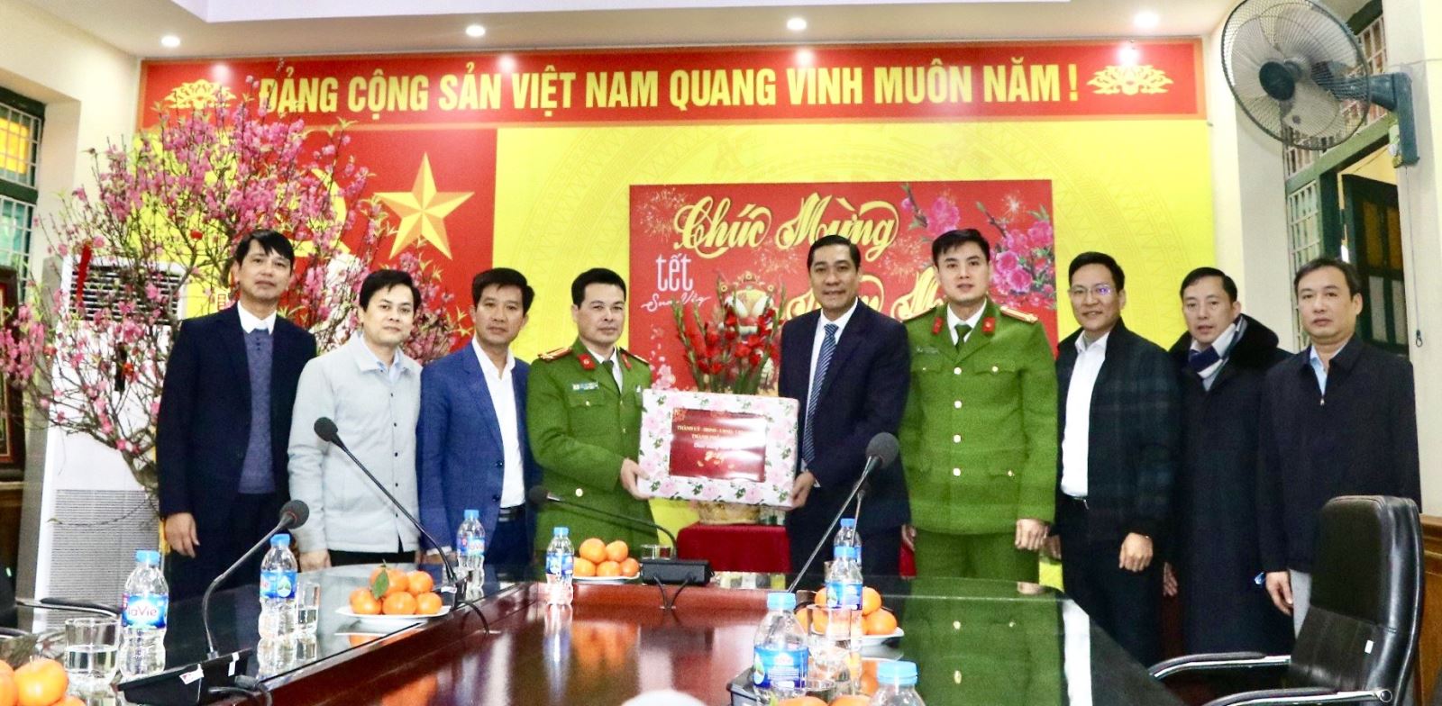 PHÓ BÍ THƯ THƯỜNG TRỰC THÀNH ỦY LƯƠNG CÔNG CHANH, CHÚC TẾT CƠ QUAN CÔNG AN, QUÂN SỰ THÀNH PHỐ. 