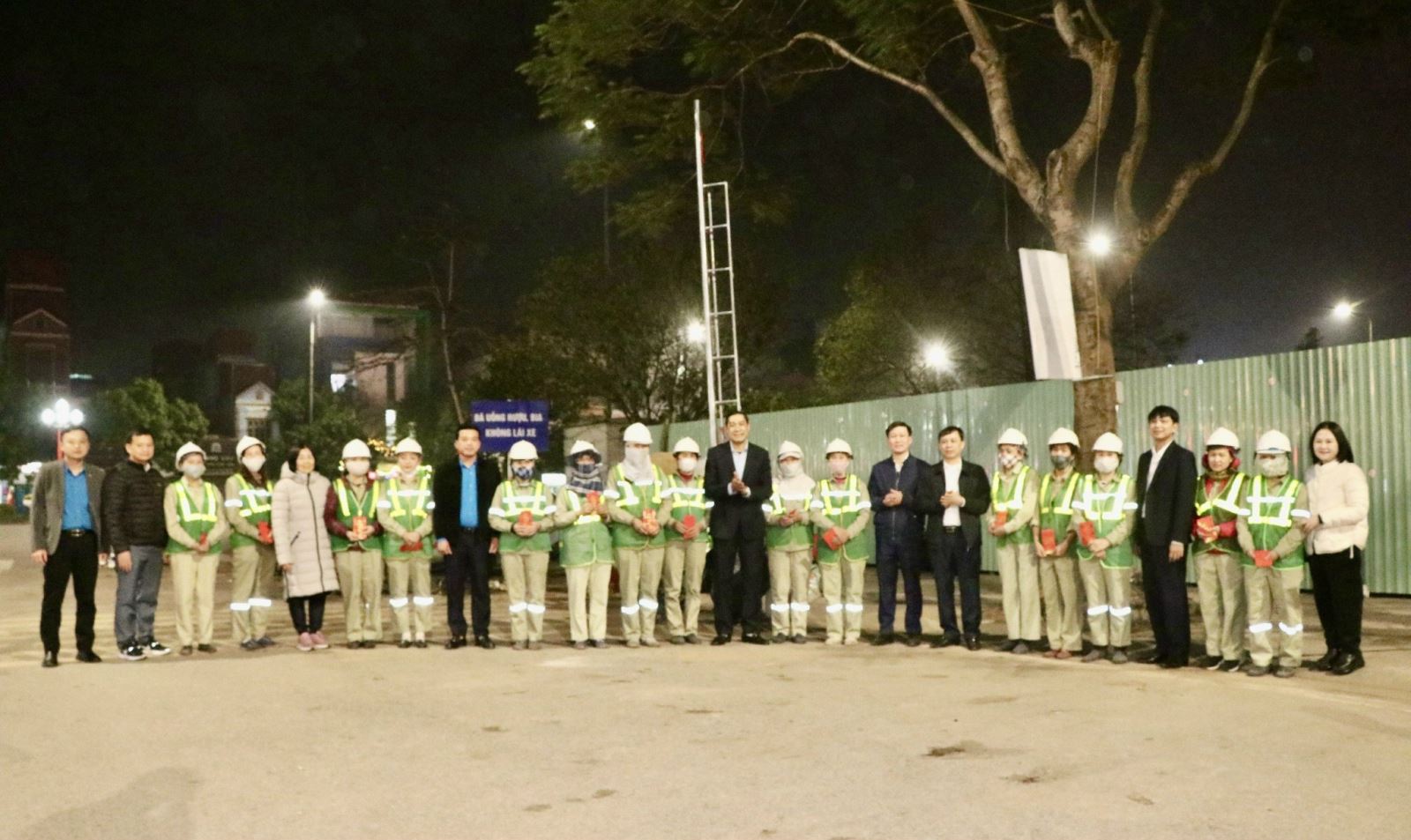 CÁC ĐỒNG CHÍ LÃNH ĐẠO TỈNH, THÀNH ỦY THĂM, CHÚC TẾT CÔNG NHÂN LÀM NHIỆM VỤ ĐÊM GIAO THỪA.