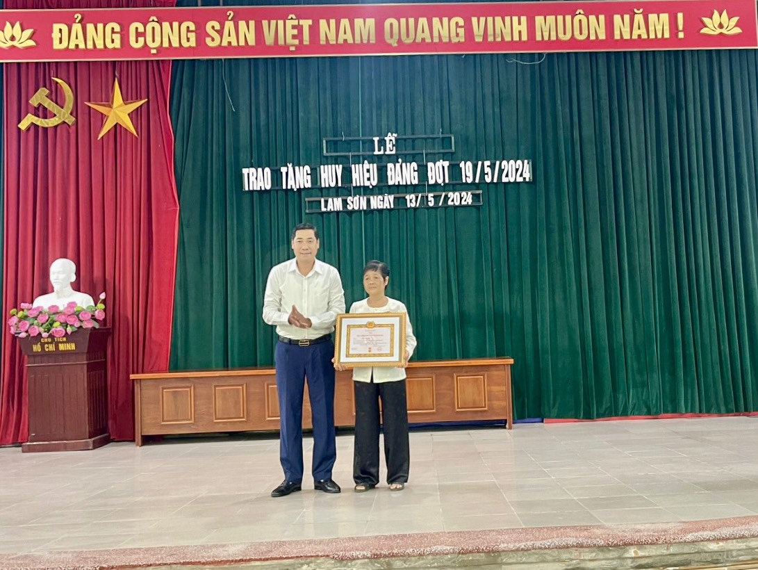 Đồng chí Lương Công Chanh – Phó Bí thư Thường trực Thành ủy, Chủ tịch HĐND thành phố trao Huy hiệu Đảng dịp 19/5 cho 7 đảng viên phường Lam Sơn thành phố Hưng Yên.