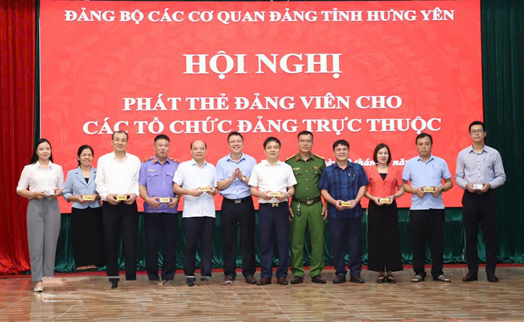 Đảng ủy Các cơ quan Đảng tỉnh Hưng Yên phát thẻ đảng viên gắn chip điện tử cho đảng viên thuộc các tổ chức cơ sở đảng trực thuộc