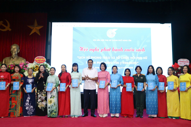 Hội LHPN thành phố  Sơ kết nhiệm vụ công tác hội 6 tháng đầu năm 2025; trao quà bảo trợ phụ nữ và trẻ em có hoàn cảnh khó khăn, trao đỡ đầu cho trẻ em mồ côi và phát hành cuốn sách 