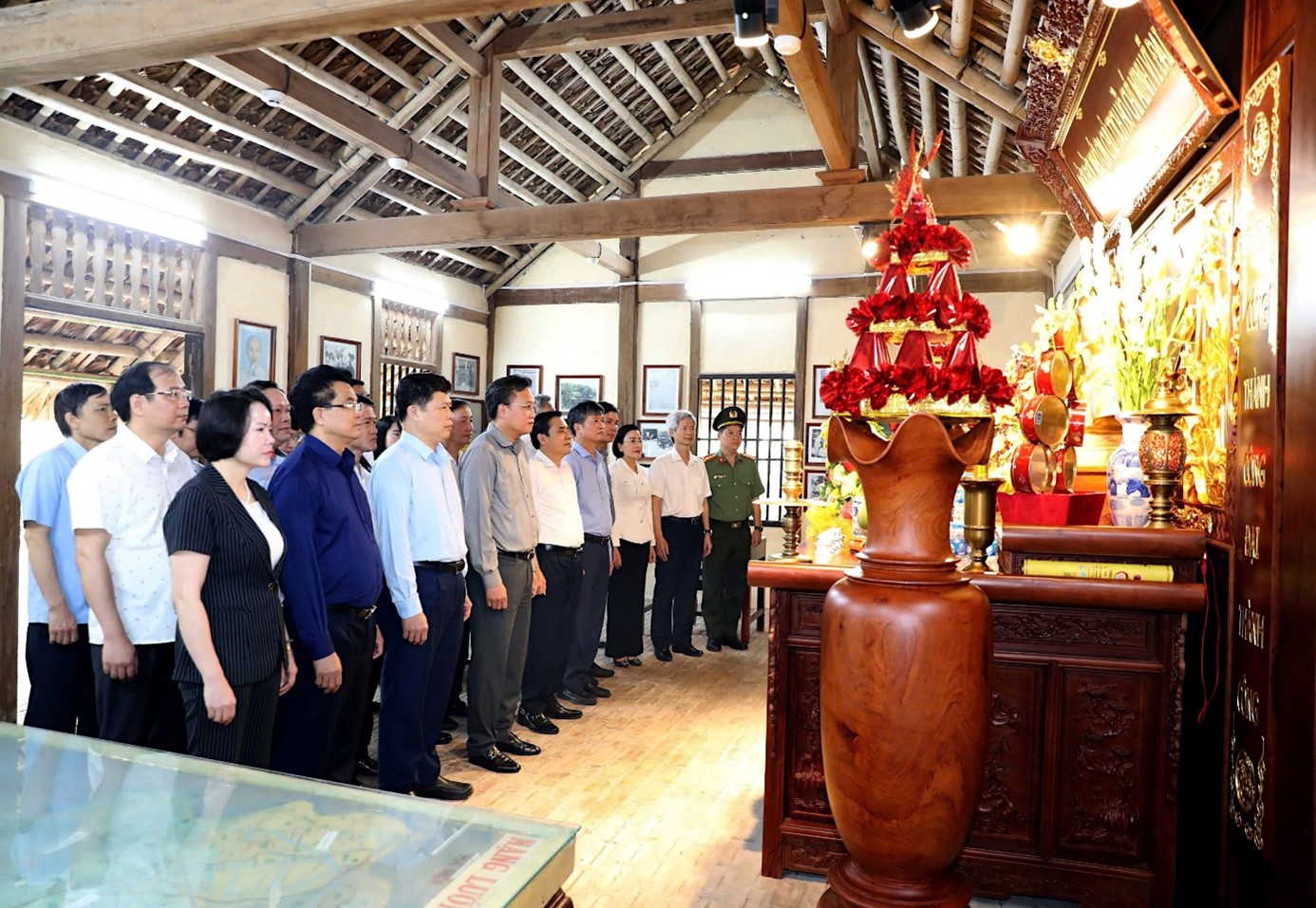 CÁC ĐỒNG CHÍ LÃNH ĐẠO TỈNH VÀ THÀNH PHỐ DÂNG HƯƠNG, DÂNG HOA TẠI NHÀ LƯU NIỆM BÁC HỒ, TƯỢNG ĐÀI TỔNG BÍ THƯ NGUYỄN VĂN LINH VÀ ĐÀI TƯỞNG NIỆM CÁC ANH HÙNG LIỆT SỸ NHÂN KỶ NIỆM 50 NĂM NGÀY GIẢI PHÓNG M