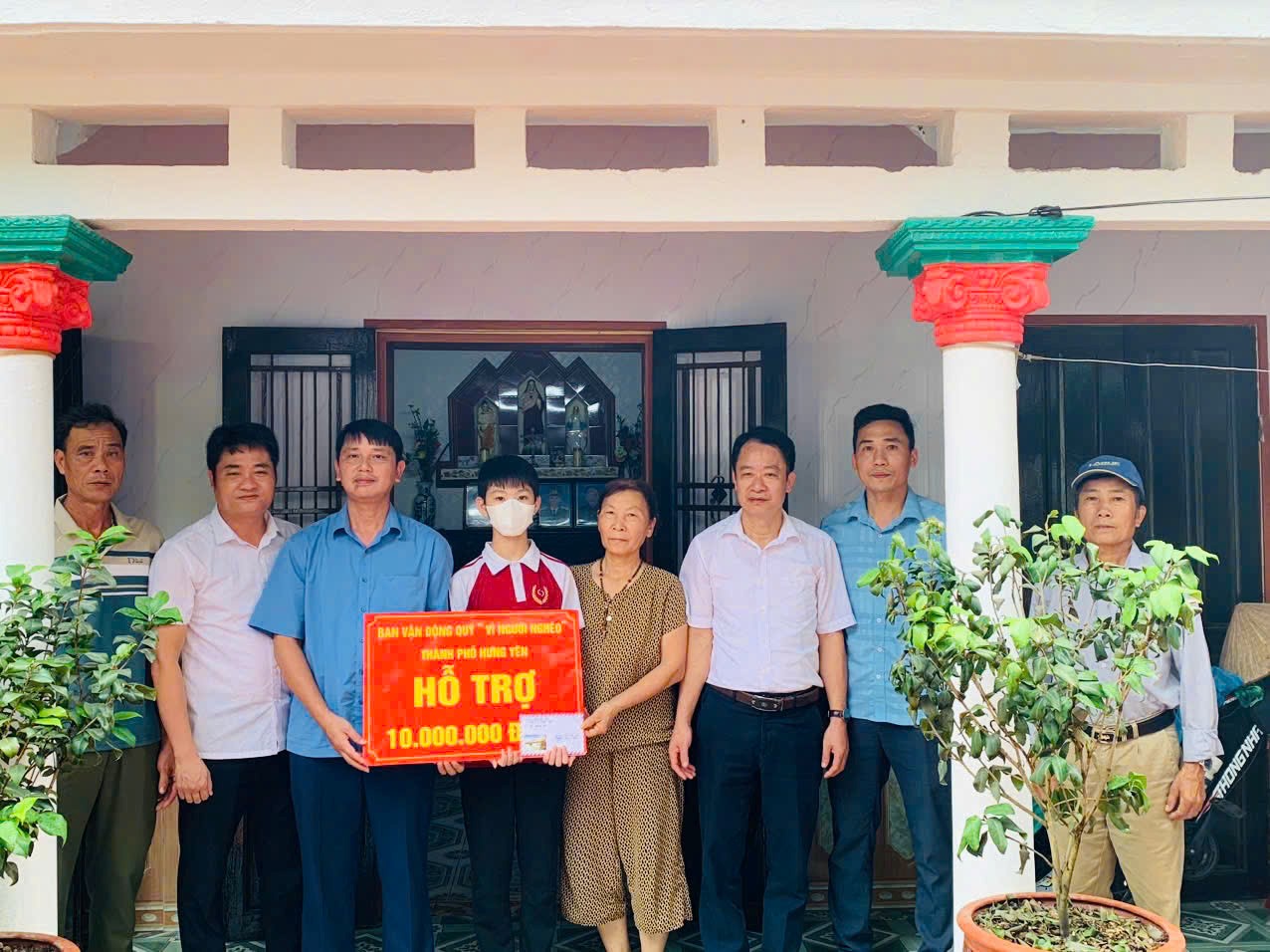 TRAO TẶNG 10 TRIỆU ĐỒNG HỖ TRỢ HỌC SINH BỊ BỆNH TIM BẨM SINH