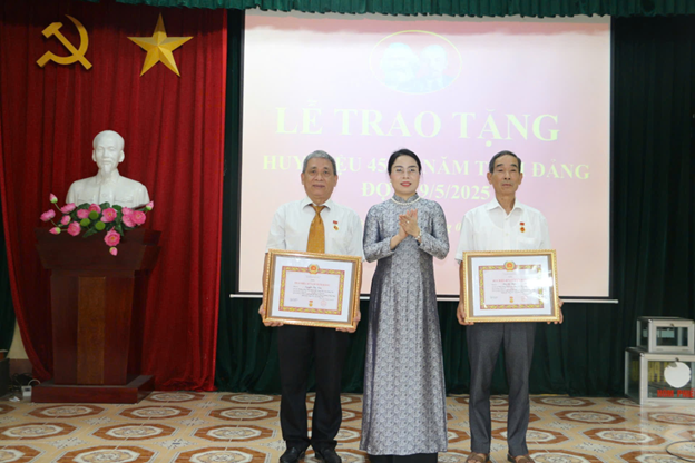 Đảng bộ phường Hồng Châu trao Huy hiệu Đảng đợt 19/5