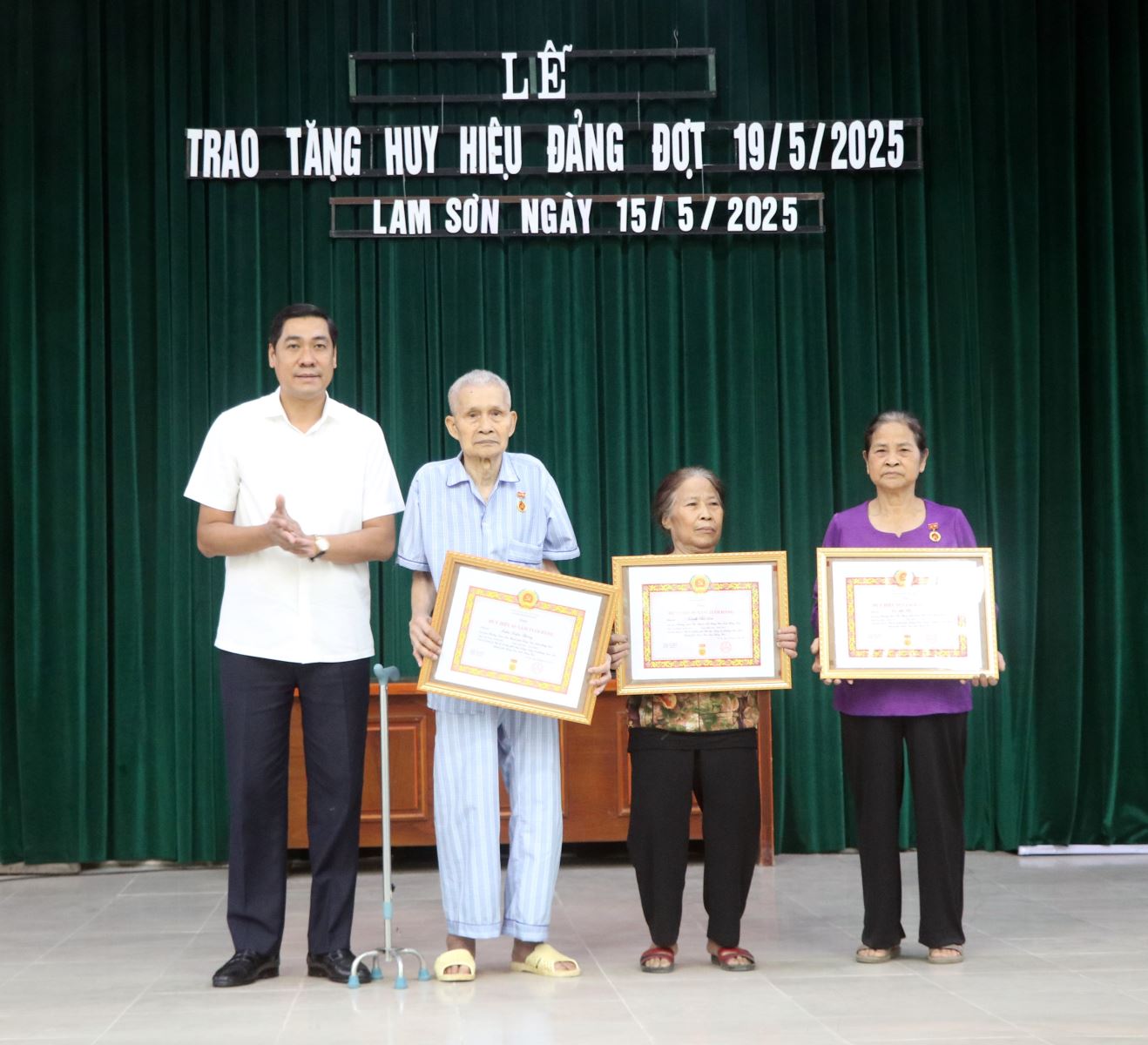 Đồng chí Phó Bí thư Thường trực Thành ủy – Lương Công Chanh trao tặng Huy hiệu Đảng đợt 19/5 tại phường Lam Sơn